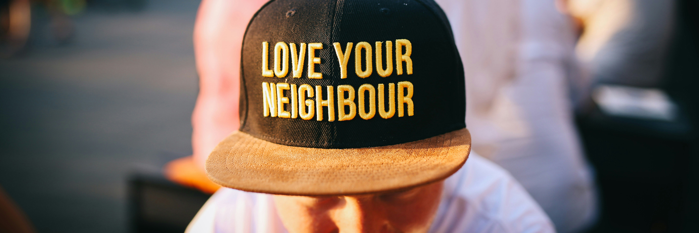 Eine Schirmmütze mit der Aufschrift "Love your neighbour"