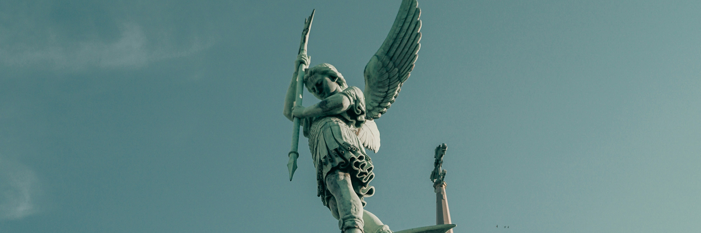 Statue eines Engels mit Speer, der einen Drachen tötet.