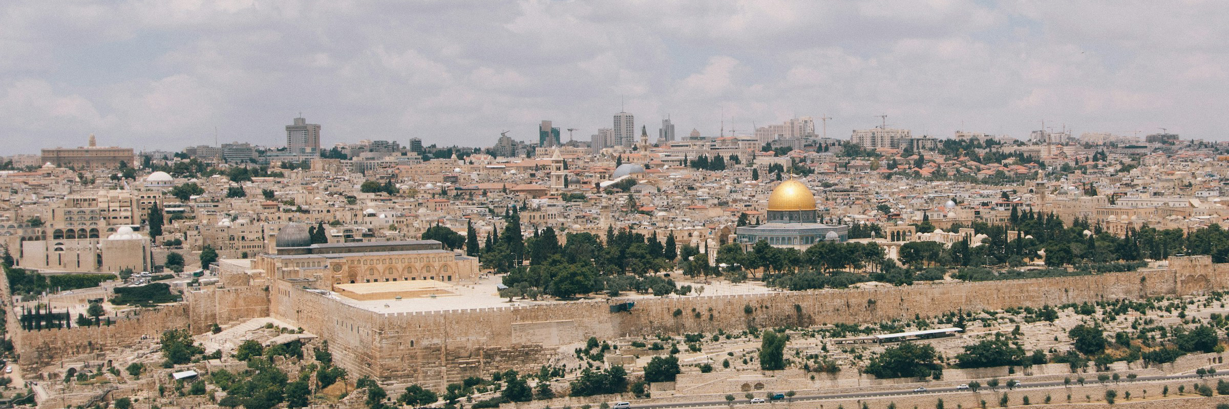 Blick auf Jerusalem. In der Mitte die goldene Kuppel des Felsendoms.